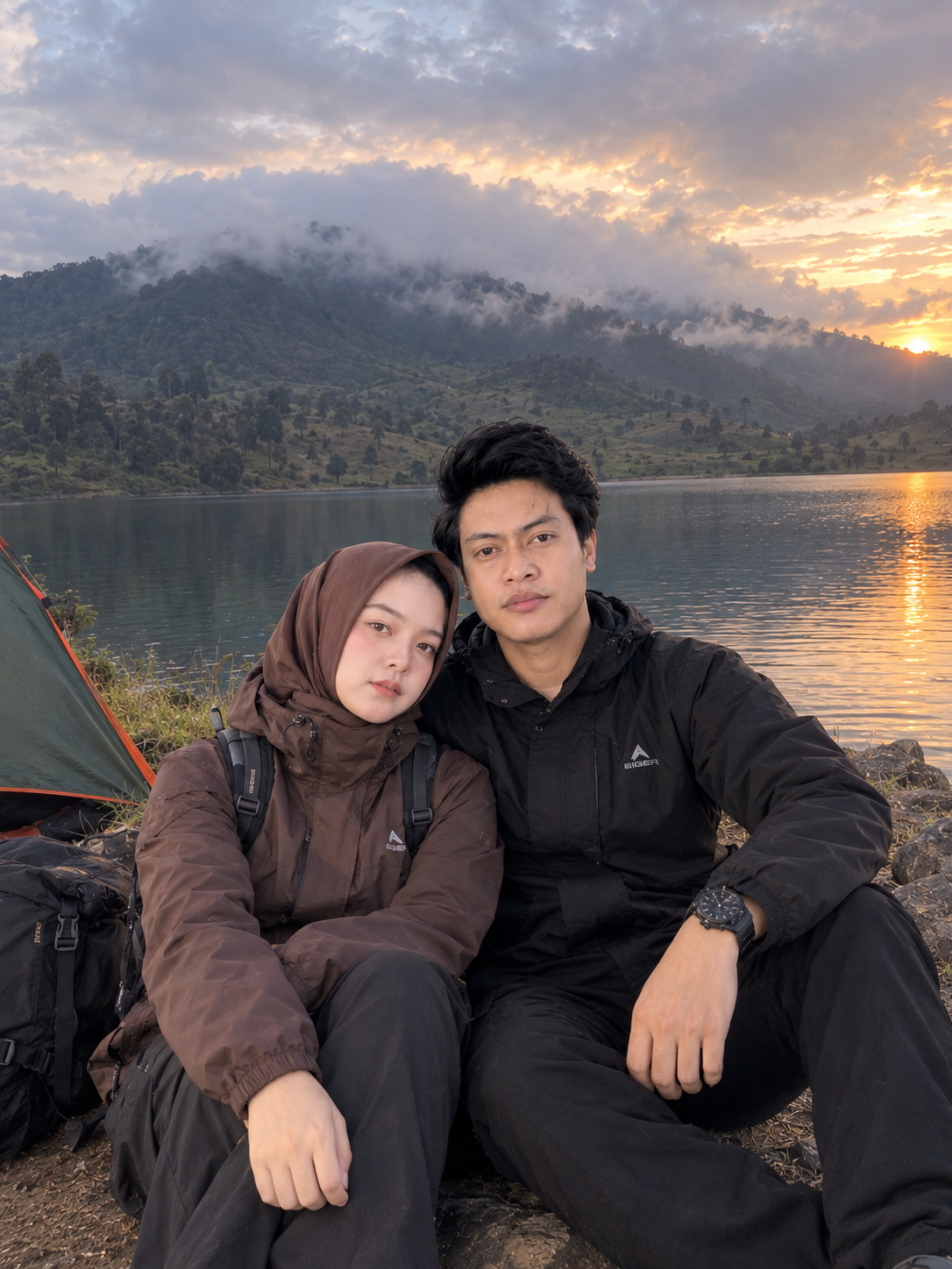 Foto pasangan di tepi danau saat senja
